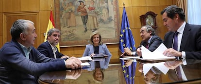 De izquierda a derecha: Pepe Álvarez (UG); Unai Sordo (CC OO); Fátima Báñez, ministra de Empleo y Seguridad Social; Juan Rosell (CEOE); Antonio Garamendi (Cepyme).