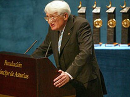 Jürgen Habermas, leyendo su discurso.