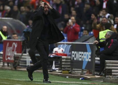 El entrenador del Atlético de Madrid gesticulando durante el encuentro