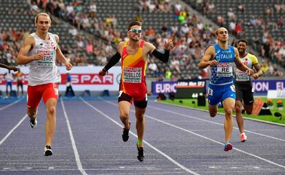 Óscar Husillos, flanqueado por Zalewski y Re, ayer en su serie del 400m.