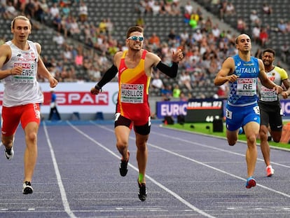 Óscar Husillos, flanqueado por Zalewski y Re, ayer en su serie del 400m.