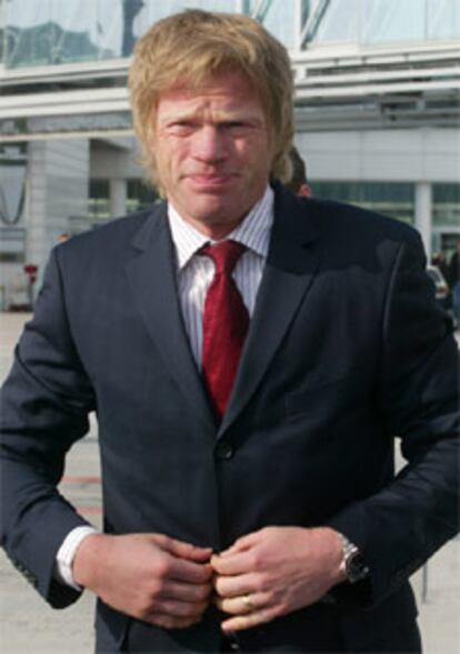 Oliver Kahn se prepara para subir al avión que ha traído al Bayern de Múnich a Madrid.