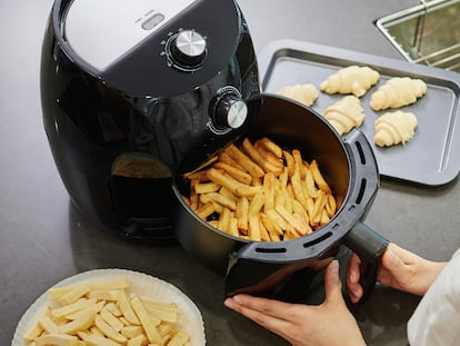 Estos accesorios pueden marcar la diferencia al cocinar en una freidora de este tipo. GETTY IMAGES.