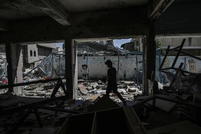 Un niño palestino camina entre los escombros de la escuela de la UNRWA atacada por Israel el miércoles.