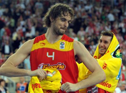 Pau Gasol y Rudy Fernández celebran la victoria contra Polonia y la clasificación para cuartos.