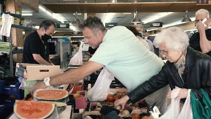 Residentes franceses de Le Perthus compran en el supermercado Biurrun. 