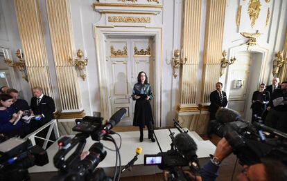 Sara Danius, entonces secretaria permanente de la Academia Sueca, anuncia el Nobel de Literatura de 2017, que ganó Kazuo Ishiguro.