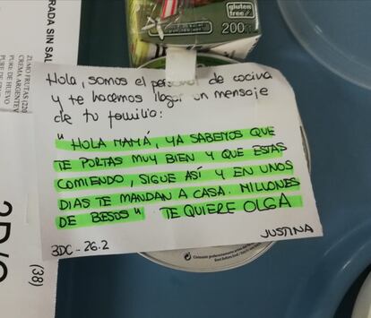 El personal de cocina hacía llegar a los enfermos mensajes de su familia en las bandejas de la comida. El resto de los pacientes recibía notas de ánimo. La coordinadora de gobernantas Antonia Muriel fue la impulsora. "Tenemos 50 dietas distintas estipuladas, pero durante la primera ola las rebajamos a dos, salvo para los alérgicos e intolerantes. Como los pacientes tenían diarrea y estaban debilitados, les dábamos dietas astringente o hiperproteica".