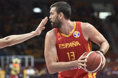 Marc Gasol controla el balón durante el partido de fase de grupos contra Puerto Rico en el Mundial de Baloncesto de Guangzhou, China. 