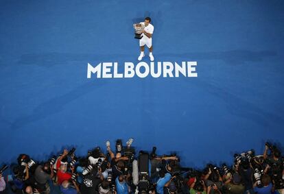 El ganador del Open de Australia, Roger Federer, es fotografiado tras recoger el trofeo, el 28 de enero de 2018.