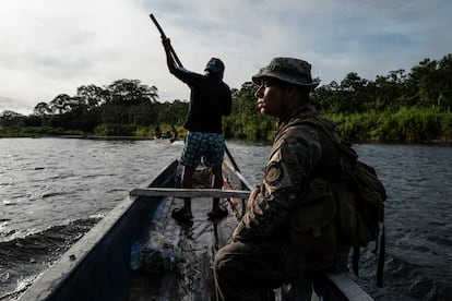 El cabo segundo Tomás Zambrano, de Senafront, patrulla el río Turquesa.