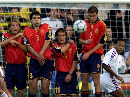 Zidane marca un gol de falta superando a la barrera formada por Mendieta, Aranzabal, Alfonso e Iván Helguera, en presencia de Thierry Henry.