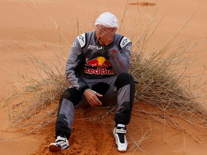 Carlos Sainz después de su accidente durante la novena etapa del Rally Dakar, este martes.