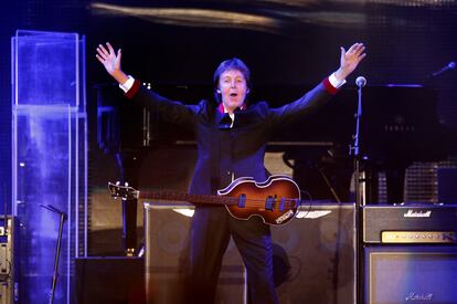 Las tres horas del concierto de Paul McCartney la noche del jueves en Ciudad de México se cerraron con una sorpresa que se convirtió en el sueño hecho realidad de un admirador anónimo. Tras despedirse diciendo: "Tenéis que iros a casa y nosotros tenemos que irnos a casa", Sir Paul McCartney se descolgó la guitarra que lo  había acompañado durante toda la velada, la alzó al aire y, tras un rápido aspaviento para firmarla, se la entregó a un fan al pie del escenario. Sin duda, un regalo que no se esperaba el joven <i>beatlemaníaco</i> mexicano.