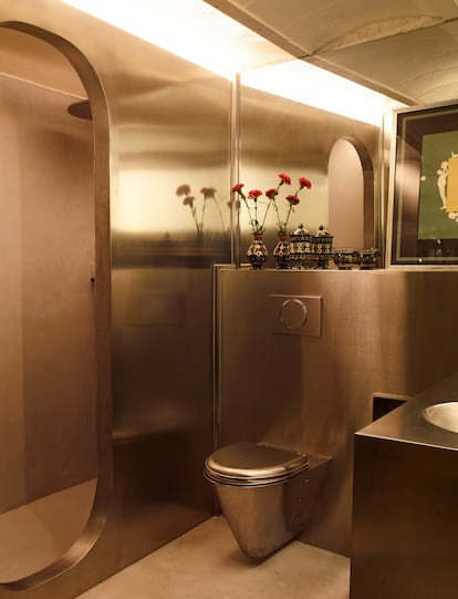 Baño en acero inoxidable inspirado en los aseos de los aviones diseñado por Casa Josephine.