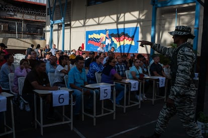 Venezolanos esperan su turno para votar durante las elecciones presidenciales el 28 de julio de 2024 en Caracas.