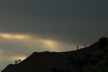 Todos los accesos, ya sea por caminos rurales, sendero o campo, han estado vigilados por la Guardia Civil. Quisieron quitar presión a los técnicos. Dos agentes de la Guardia Civil controlaron el acceso a través del campo a la zona de obras.