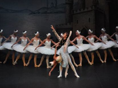 Una representación de 'El lago de los cisnes' por la compañía Ballet de Moscú.