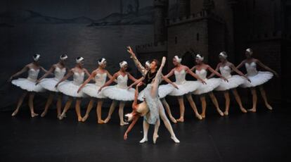 Una representación de 'El lago de los cisnes' por la compañía Ballet de Moscú.