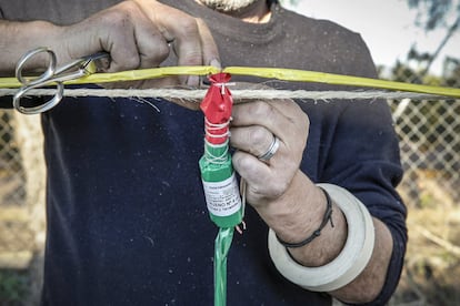 El proceso de la producción de material pirotécnico es manual casi en su totalidad. En estas instalaciones, existen diferentes secciones dentro de la pirotecnia: una de ellas es la sección de confección de pólvora.