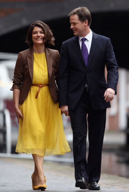 Miriam González Durántez y Nick Clegg, ayer en Birmingham.