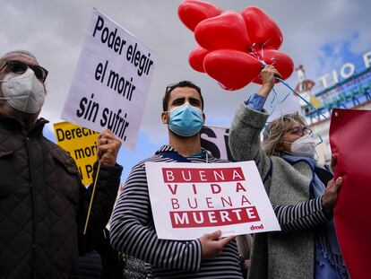 Miembros de la asociación Derecho a Morir Dignamente se concentran este jueves en la Puerta del Sol para celebrar la aprobación de la ley de eutanasia.