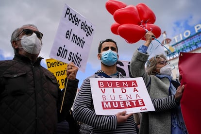 Miembros de la asociación Derecho a Morir Dignamente se concentran este jueves en la Puerta del Sol para celebrar la aprobación de la ley de eutanasia.