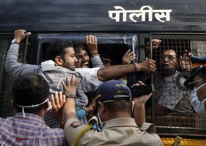 La policía detiene a militantes del partido Bharatiya Janata que protestaban contra el Gobierno del estado de Maharashtra por el arresto del presentador de noticias de televisión Arnab Goswami, en Bombay (India).