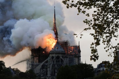 La aguja de Notre Dame, que se incorporó a la catedral en el siglo XIX, se ha derrumbado a causa del incendio.