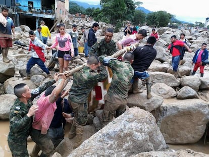 MIlitares colombianos ayudan en las labores de rescate tras la avalancha en la localidad colombiana de Mocoa.