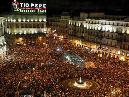 La Puerta del Sol, abarrotada de personas que recibieron allí el año nuevo.