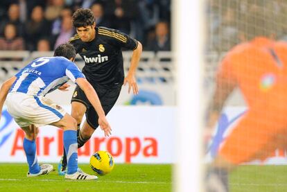 La misma semana que supo que volvía a la selección brasileña, Kaká empezó el partido desde el banquillo.