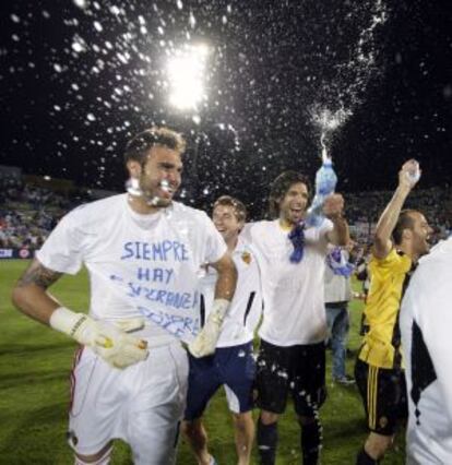 Los zaragocistas, con Roberto al frente, celebran su éxito.