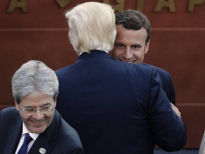 El presidente de EE UU, Donald Trump, abraza al presidente francés, Emmanuel Macron, durante el G-7 en Taormina. (AP Photo/Andrew Medichini)