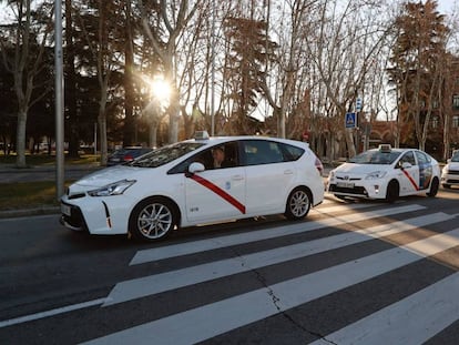 Caravana de taxis en los alrededores del cementerio de la Almudena, en Madrid, la mañana de este viernes.