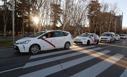 Caravana de taxis en los alrededores del cementerio de la Almudena, en Madrid, la mañana de este viernes.