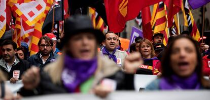 GRAF6264. BARCELONA, 01/05/2018.- El secretario general de CCOO en Cataluña, Javier Pacheco (detrás d) y el secretario general de UGT en Cataluña, Camil Ros (detrás i) durante la manifestación que los que los principales sindicatos catalanes, CCOO y UGT, han convocado en favor de unas pensiones y unos salarios dignos en un Primero de Mayo más político de lo habitual en Cataluña, por la situación política en esta comunidad EFE/Marta Pérez