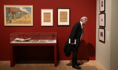 Un visitante observa unas fotografías de la exposición 'Red Star over Russia: A revolution in Visual Culture 1905-55' en el Museo Tate Modern en Londres en noviembre.