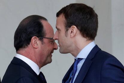 El presidente franc&eacute;s, Fran&ccedil;ois Hollande, y el ministro de Econom&iacute;a, Emmanuel Macron, en el El&iacute;seo el 27 de abril. 