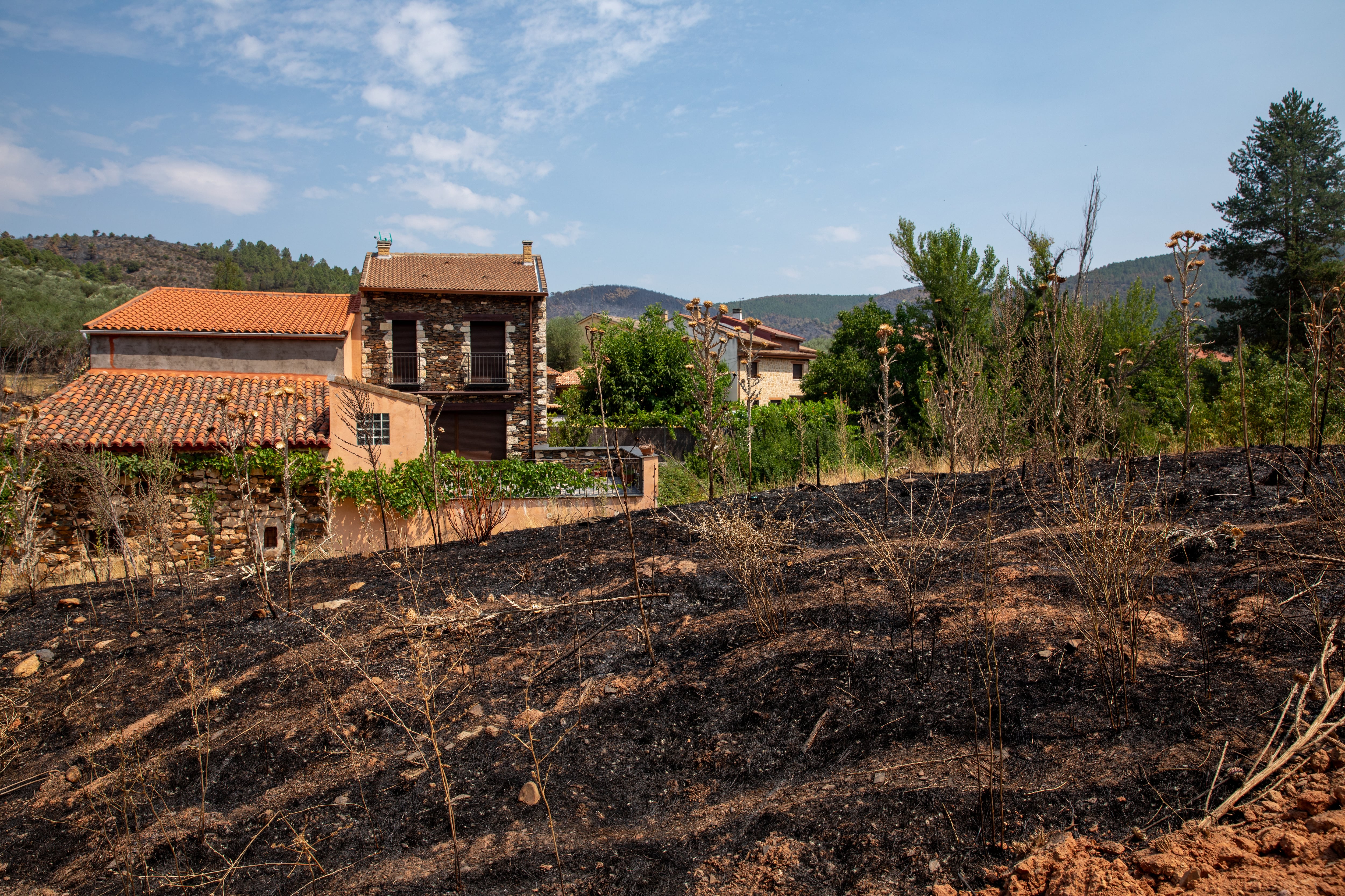 Realojados 9 de los 34 municipios evacuados por el fuego de La Mierla mientras se investiga la cosechadora que lo causó