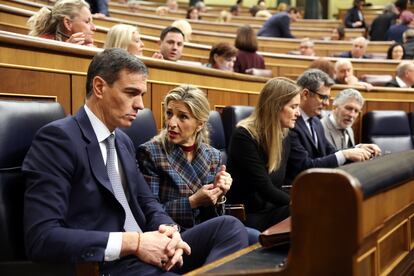 Pedro Sánchez y Yolanda Díaz, en la sesión de control al Gobierno del 12 de febrero en el Congreso.