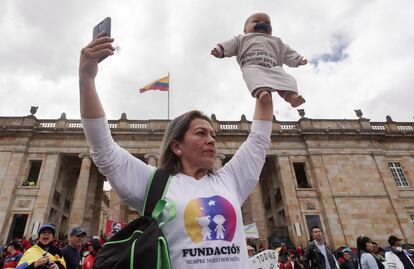 Aborto en Colombia: Una mujer levanta un bebé de plástico en la marcha contra el Gobierno de Gustavo Petro