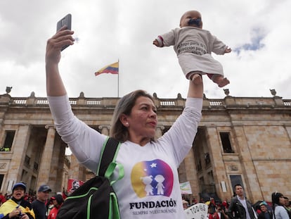 Una mujer levanta un bebé de plástico en la marcha contra el Gobierno de Gustavo Petro, el miércoles 15 de febrero.