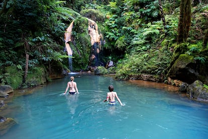 Bañistas en Caldeira Velha, en la isla de San Miguel de las Azores (Portugal).