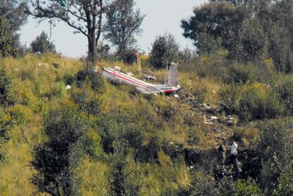 Vista de los restos del helicóptero siniestrado, en un paraje de Tamamalpa, en el municipio de Chalco. En el aparato viajaba el ministro fallecido, Francisco Blake.