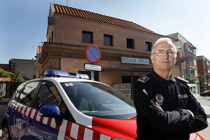 El oficial jefe Estanislao Gil Sacristán, delante de la sede de la Policía Local de Majadahonda.