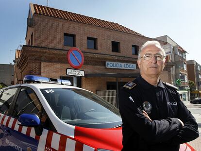 El oficial jefe Estanislao Gil Sacristán, delante de la sede de la Policía Local de Majadahonda.