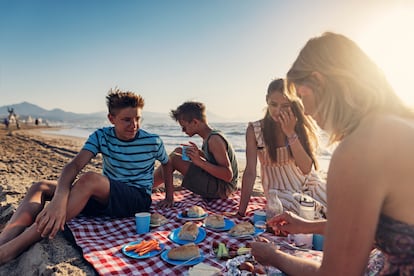 Proponer al adolescente realizar alguna actividad en familia es una buena forma de pasar tiempo de calidad.