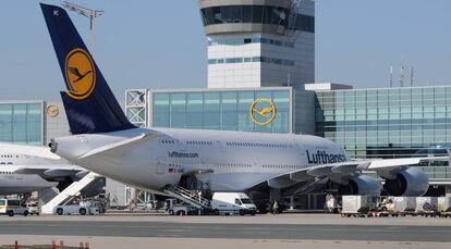 Un avi&oacute;n de Lufthansa.