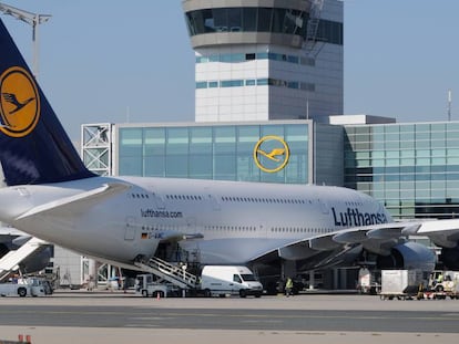 Un avi&oacute;n de Lufthansa.